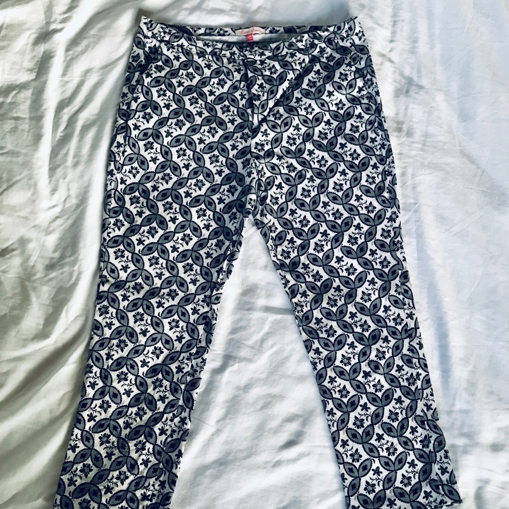 Black-and-white patterned ankle pants
